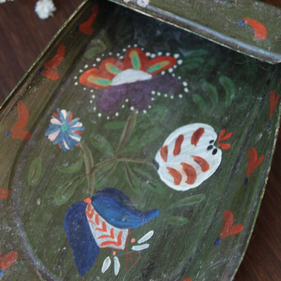 Vintage Painted Metal Scoop, Green with Hand Painted Folk Art, Flour or Grain - Picture 3 of 10